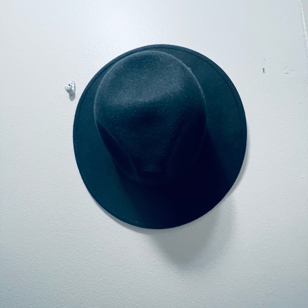 Women’s black hat